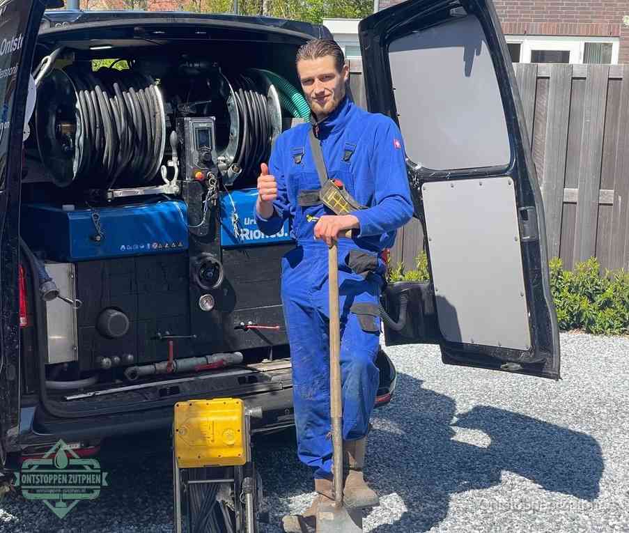 Een tevreden monteur met opgestoken duim naast de bestelbus, slim ingrijpen bespaart kosten bij een verstopte afvoer in Zutphen