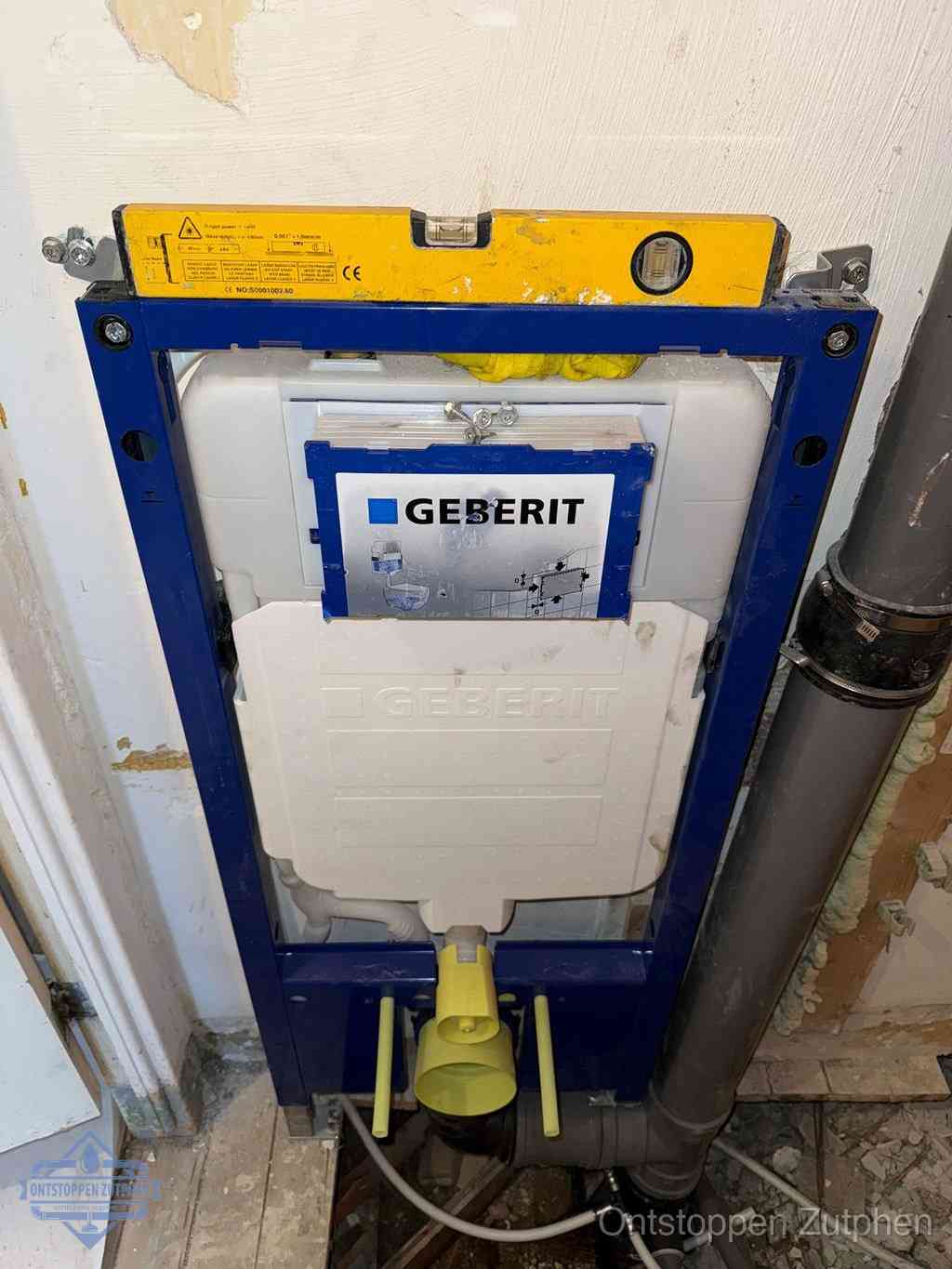 Een Geberit inbouwreservoir met frame voor een hangtoilet tegen de wand, met de afvoerbocht naar de vloer, kenmerkend voor een verstopt hangtoilet in Zutphen