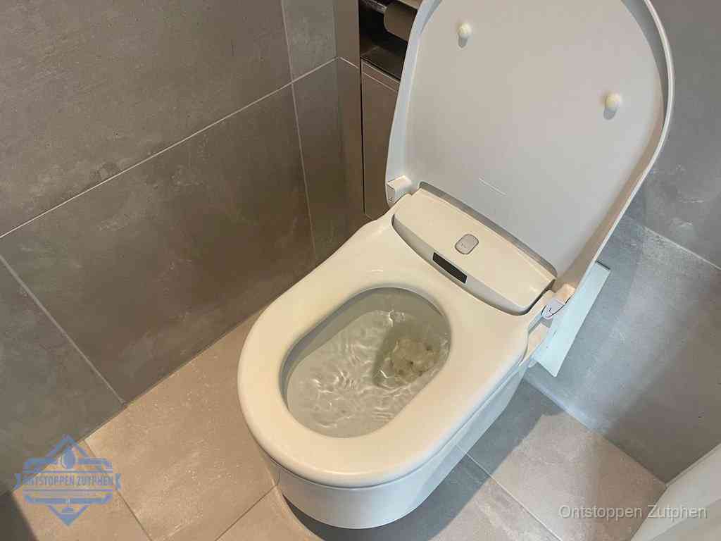 Een toiletpot vol troebel water met drijvend papier en restanten, de meest voorkomende oorzaak van een verstopte wc in Zutphen