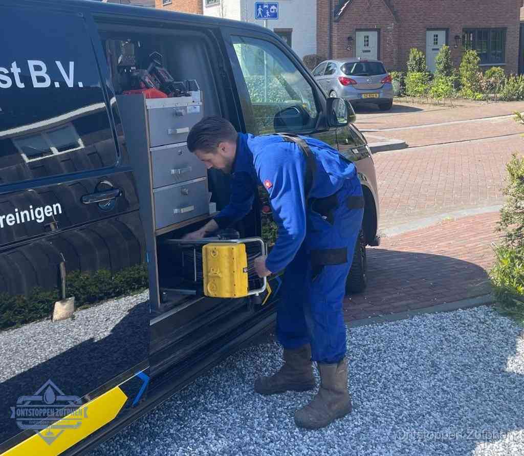Een monteur pakt apparatuur uit de bedrijfsbus voor service aan huis, het moment om een professional in te schakelen in Zutphen