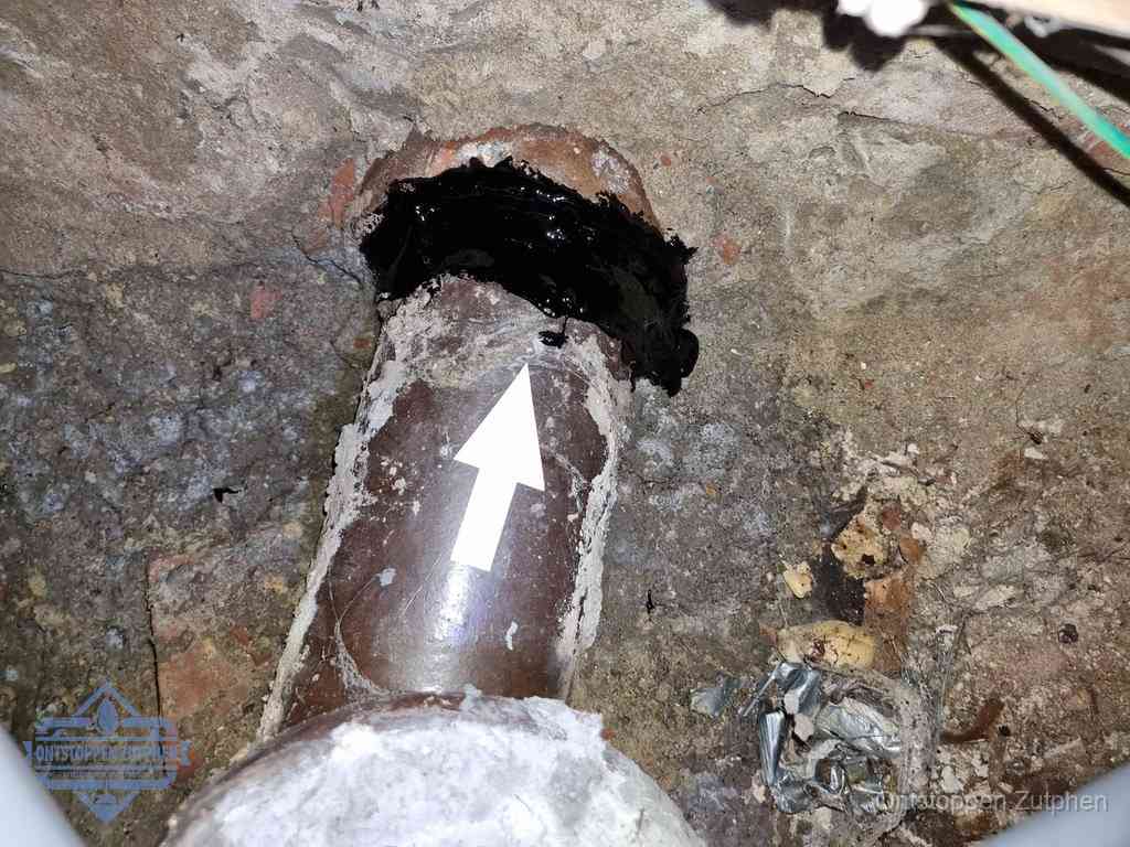 Een oude gres rioolbuis met een beschadigde koppeling onder de vloer, oorzaak van terugkerende structurele wc-problemen in Zutphen