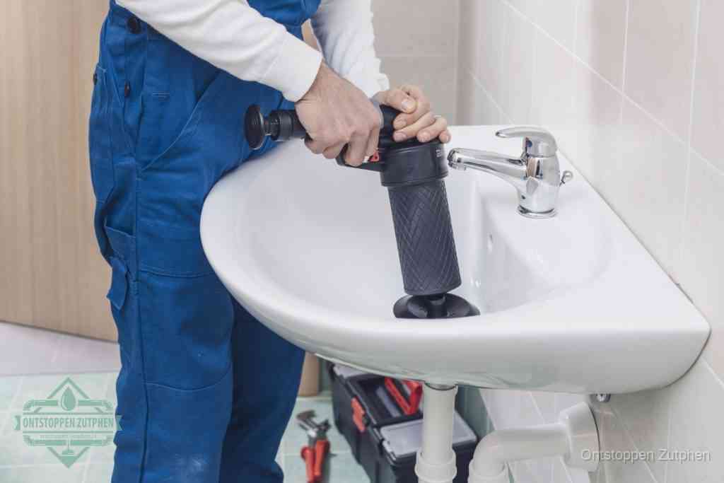 Een te ruwe doe-het-zelf poging met een hand-pomp op de afvoer van een badkamer-wastafel, een van de veelgemaakte fouten bij afvoer ontstoppen in Zutphen