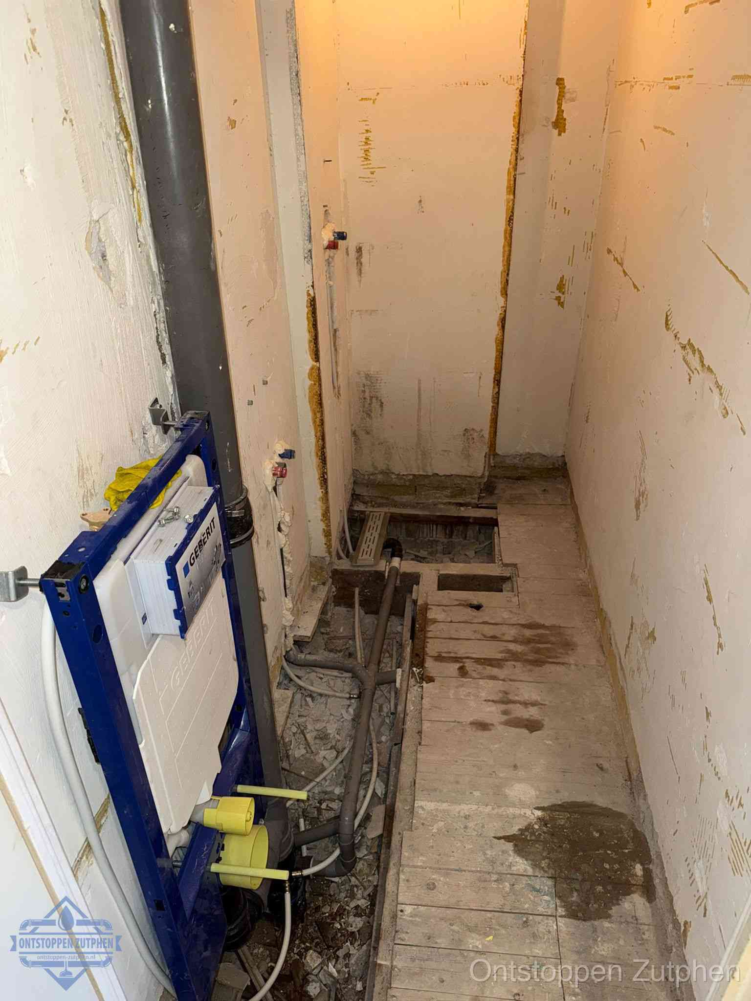 Een opgebroken toiletruimte tijdens renovatie met een Geberit inbouwreservoir en blootliggende oude afvoerleidingen, typisch voor oudere woningen in Zutphen